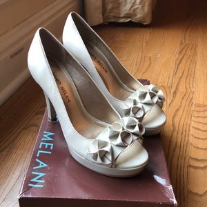 Beautiful Off White/Cream Antonio Melani Heels